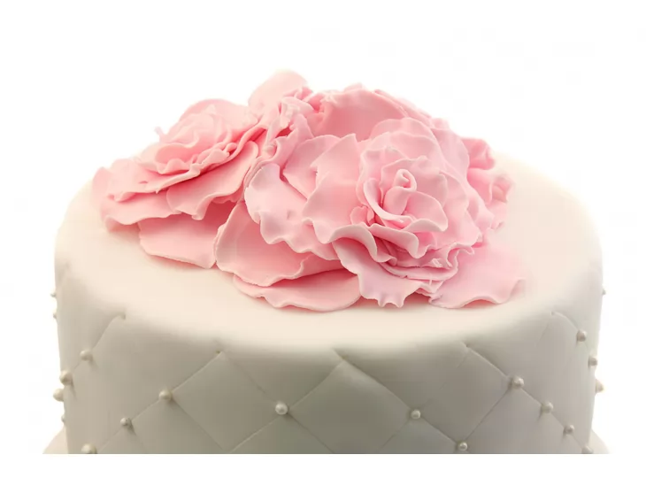 Свадебный торт с большими цветами из мастики